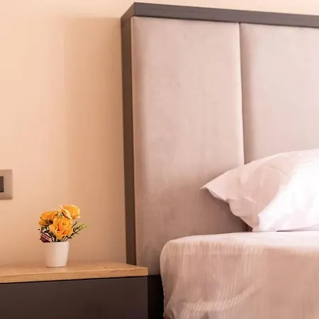 Erlis Comfy Cozy 1 Komuna Parisit Apartment *